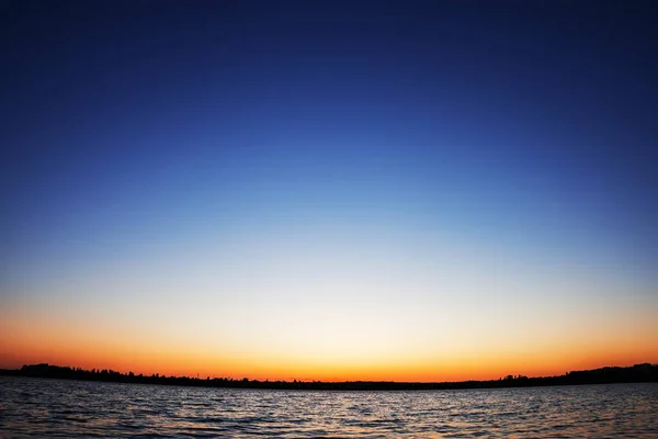Güneş Doğmadan Birkaç Dakika Önce Derin Mavi Gökyüzü Karanlık Nehrin — Stok fotoğraf