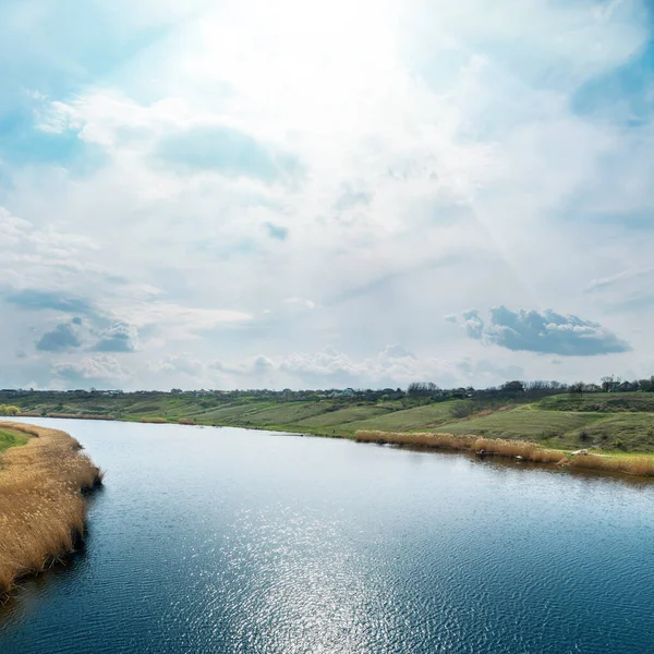 Cielo Azul Con Sol Nubes Sobre Río Con Reflejos —  Fotos de Stock