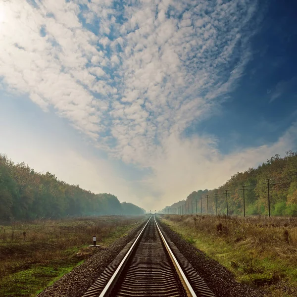铁路通往地平线和戏剧性的天空 — 图库照片
