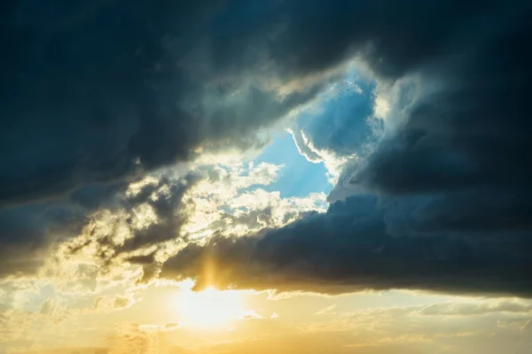 暗い雲の中の太陽 — ストック写真