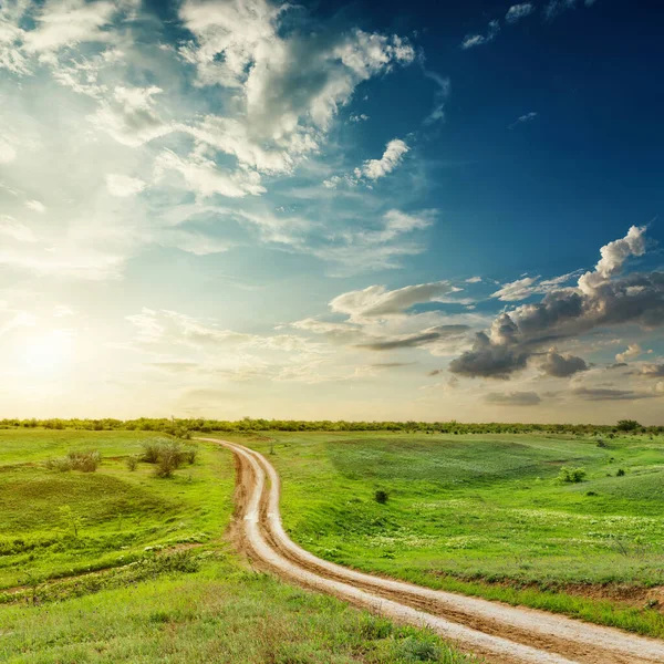 Yeşil Çayırlarda Yol Bulutlarda Gün Batımı — Stok fotoğraf