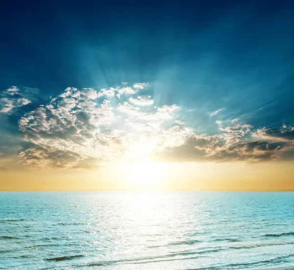 Dobry Zachód Słońca Nad Błękitnym Morzem — Zdjęcie stockowe