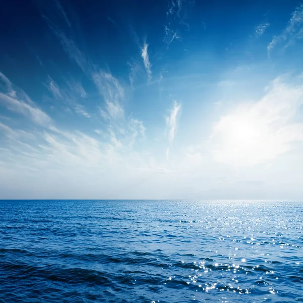 Zachód Słońca Błękitnym Niebie Nad Morzem — Zdjęcie stockowe