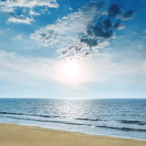 Голубое Небо Низким Солнцем Над Морем — стоковое фото
