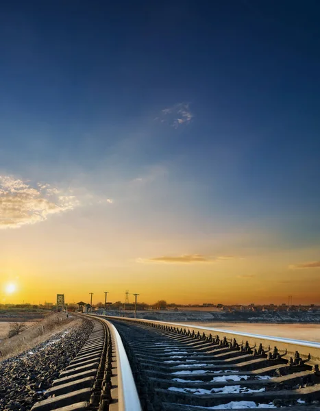 線路の上の明るいオレンジ色の夕日 — ストック写真