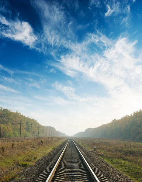 Pôr Sol Céu Azul Com Nuvens Sobre Ferrovia Para Horizonte — Fotografia de Stock