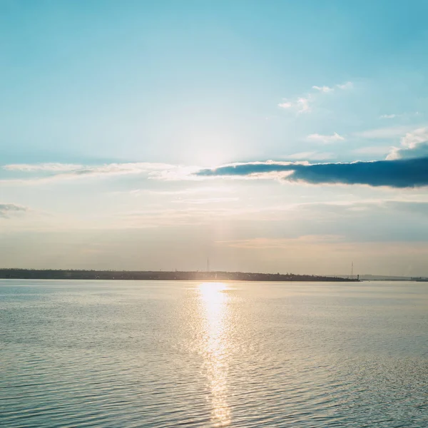 Sol Las Nubes Sobre Río Atardecer — Foto de Stock