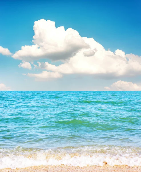 Niskie Chmury Błękitnym Niebie Nad Morzem Piaszczystej Plaży — Zdjęcie stockowe