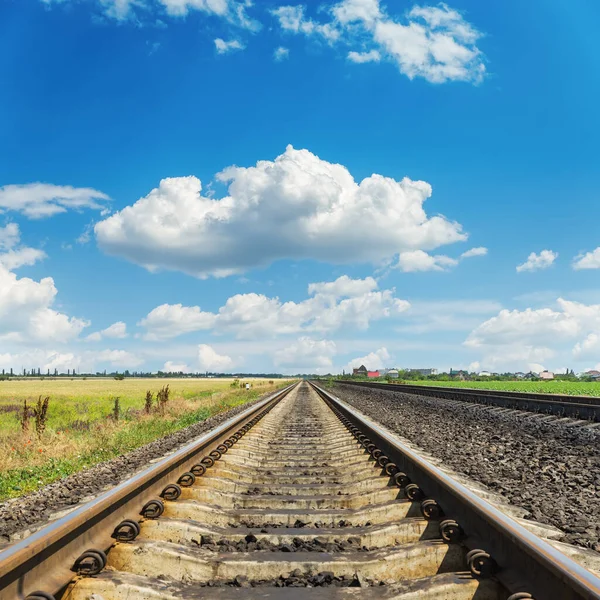 Ferrovia Vai Para Horizonte Céu Azul Com Nuvens — Fotografia de Stock