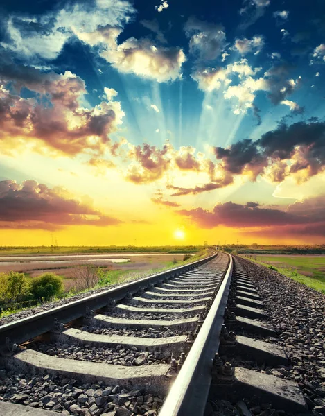 Pôr Sol Céu Azul Com Nuvens Sobre Ferrovia Para Horizonte — Fotografia de Stock