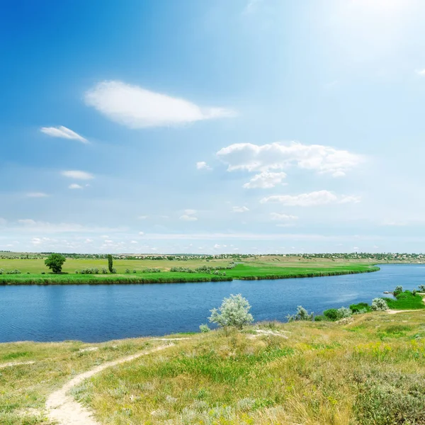 Río Paisaje Verde Cielo Azul Con Sol Nubes —  Fotos de Stock