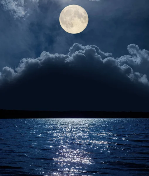 Mond Über Wolken Und Fluss Mit Spiegelungen — Stockfoto