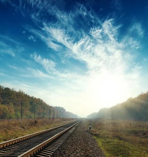 Sonnenuntergang Blauen Himmel Mit Wolken Über Der Eisenbahn Bis Zum — Stockfoto