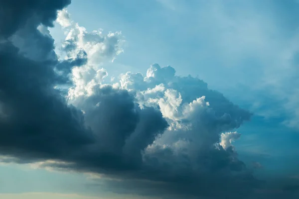 Azul Escuro Nuvens Dramáticas — Fotografia de Stock