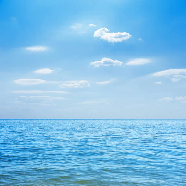 Blauwe Zee Wolken Lucht Erboven — Stockfoto