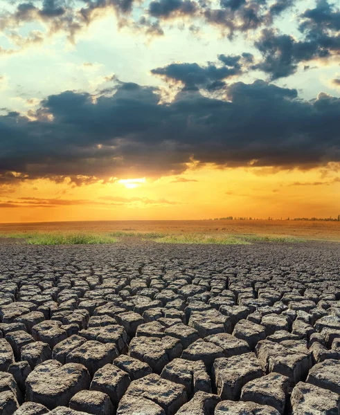 干ばつ地に沈むオレンジ色の夕日 地球温暖化の概念 — ストック写真