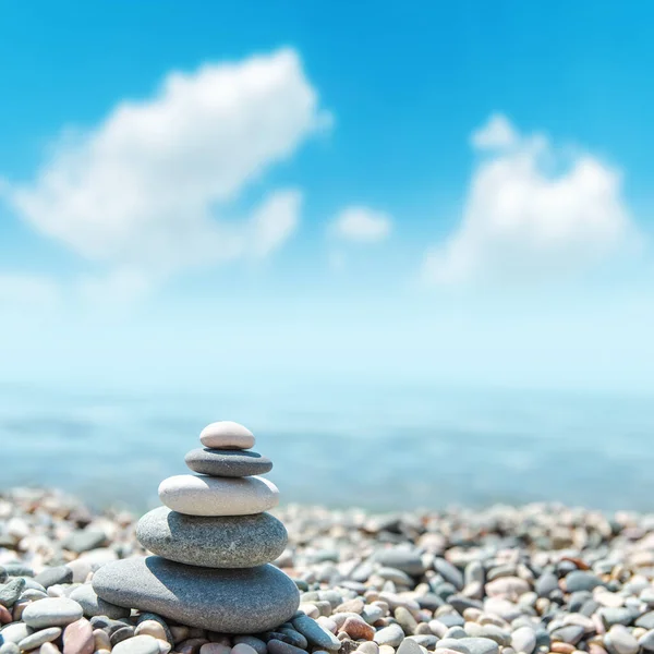 Pilha Pedras Arredondadas Zen Céu Azul Com Nuvens Foco Suave — Fotografia de Stock