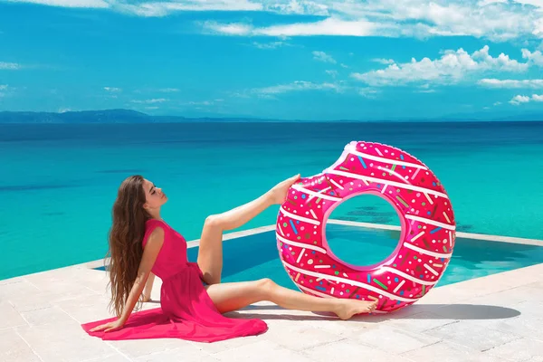 Sexy Brunette Girl Relaxing Inflatable Float Ring Hotel Infinity Pool — Stock Photo, Image