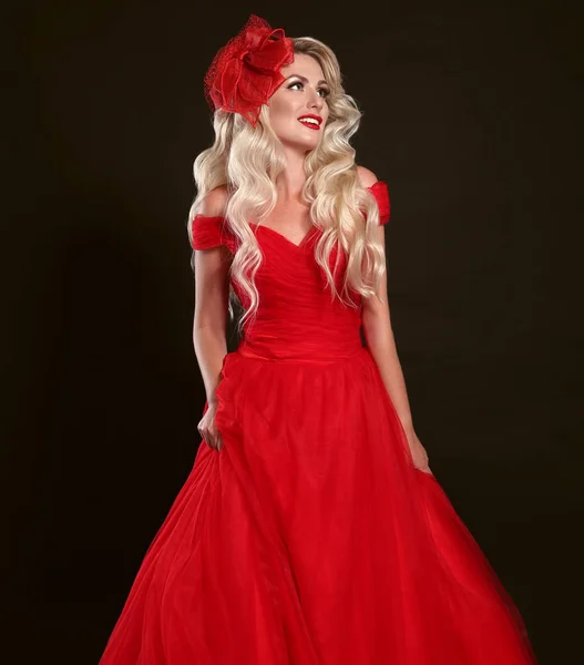 Blonde Frau Rotem Kleid Und Elegantem Hut Isoliert Auf Schwarzem — Stockfoto