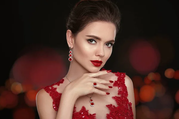 ファッション モデル ダイヤモンドジュ エリー 高価なイヤリング リング ネックレスと美しい若い女性 豪華なジュエリー セットを示す赤いドレスのエレガントな女性 美容メイクの肖像画 — ストック写真