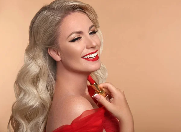 Skönhetssmink Röda Läppar Och Leende Mode Glamour Porträtt Ganska Blond — Stockfoto