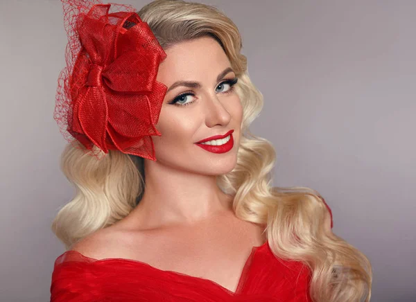 Элегантная Женщина Красными Губами Модной Шляпе Смеющаяся Фоне Студии Привлекательная — стоковое фото