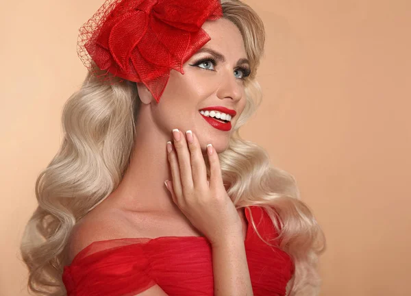 Skönhet Smink Röda Läppar Och Leende Retro Kvinna Hatt Mode — Stockfoto