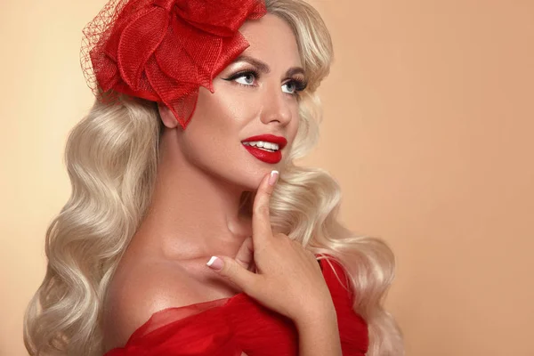 Maquillaje Belleza Labios Rojos Sonrisa Mujer Retro Con Sombrero Retrato — Foto de Stock