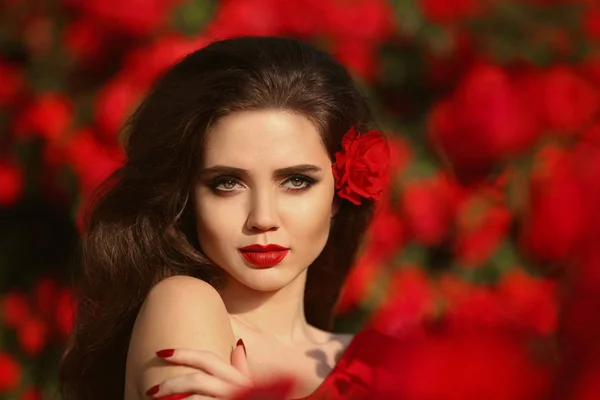 Відкритому Повітрі Портрет Природну Красу Жінки Червоних Троянд Чуттєва Жінка — стокове фото