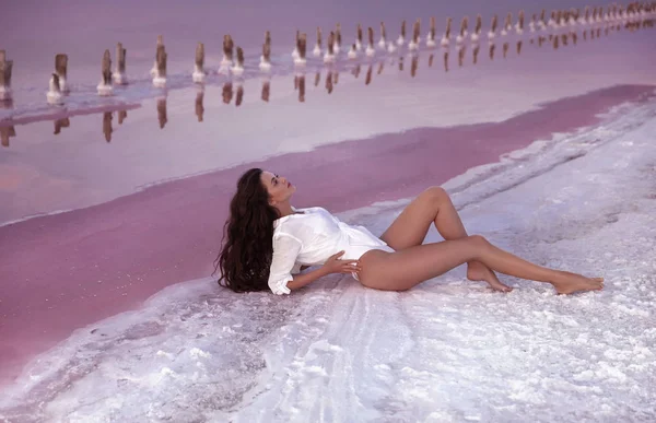 Сексуальная Женщина Белых Купальниках Позирует Солёно Розовом Озере Закате Красивая — стоковое фото