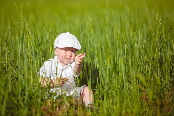 Engraçado Menino Boné Branco Relaxar Grama Verde Parque Verão — Fotografia de Stock