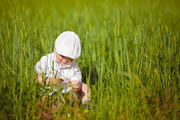 Lustige Kleine Junge Mit Weißer Mütze Entspannen Grünen Gras Sommerpark — Stockfoto