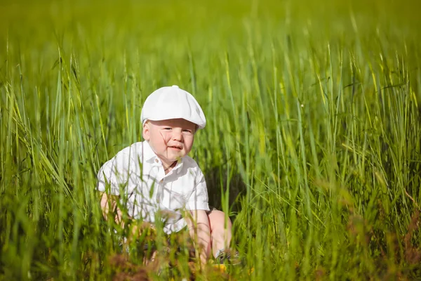 Ragazzino Divertente Berretto Bianco Rilassarsi Erba Verde Parco Estivo — Foto Stock