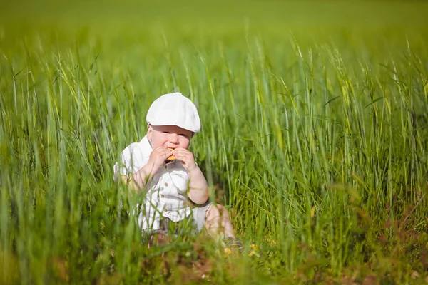 Αστεία Μικρό Αγόρι Στο Λευκό Καπάκι Χαλαρώσετε Στο Πράσινο Γρασίδι — Φωτογραφία Αρχείου