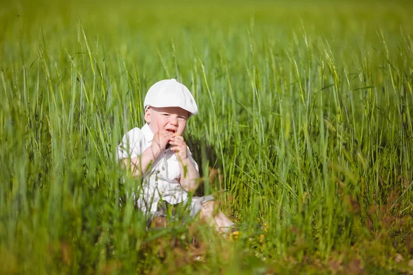 Lustige Kleine Junge Mit Weißer Mütze Entspannen Grünen Gras Sommerpark — Stockfoto