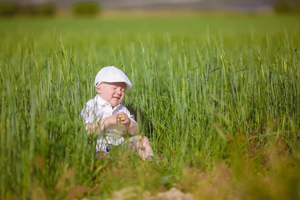 Rolig Liten Pojke Vit Mössa Koppla Gröngräset Sommaren Park — Stockfoto