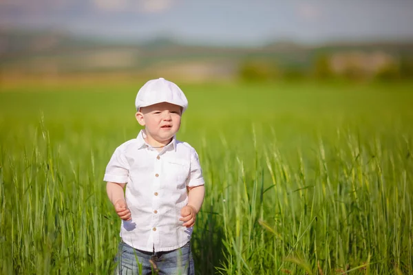 Rolig Liten Pojke Vit Mössa Koppla Gröngräset Sommaren Park — Stockfoto