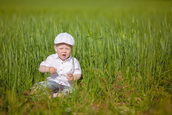 Ragazzino Divertente Berretto Bianco Rilassarsi Erba Verde Parco Estivo — Foto Stock