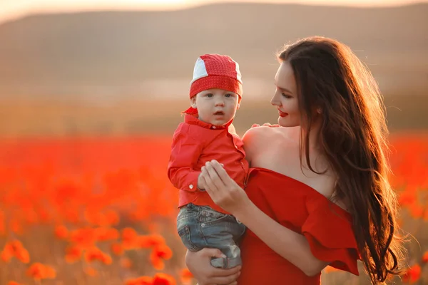 Feliz Férias Verão Família Mãe Com Filho Papoilas Desfrutando Vida — Fotografia de Stock