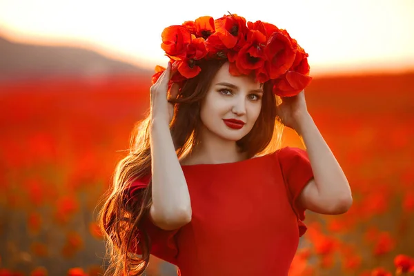 Bella Ragazza Campo Papavero Rosso Tramonto Libera Donna Felice Godendo — Foto Stock