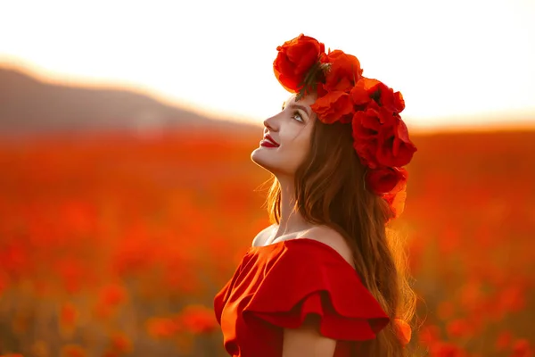 Hermosa Chica Campo Amapola Roja Atardecer Mujer Feliz Libre Disfrutando —  Fotos de Stock