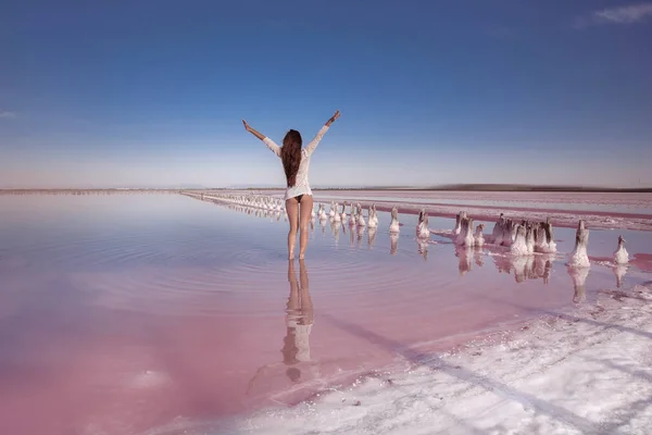 Hermosa Mujer Disfrutando Libertad Con Los Brazos Extendidos Lago Rosa — Foto de Stock