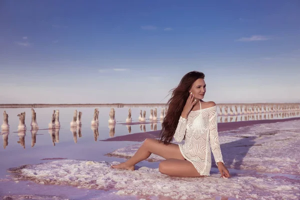 Beautiful Free Sexy Girl White Swimwear Posing Salty Beach Sunset — Stock Photo, Image