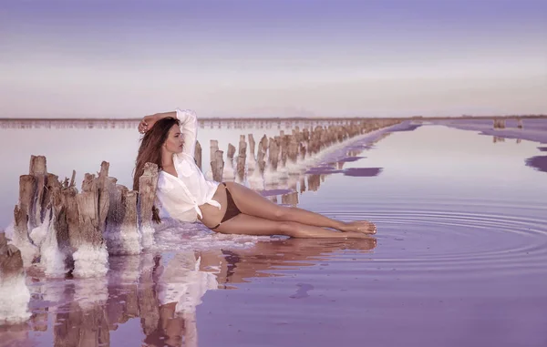 흰색 수영복 짠 해변에서 포즈에 아름 다운 무료 섹시 한 여자 — 스톡 사진