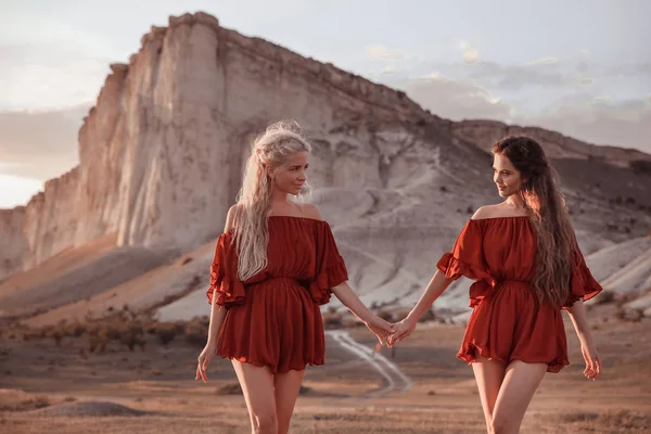 Jovens Hippies Mulheres Vestido Divertindo Pela Rocha Branca Pôr Sol — Fotografia de Stock