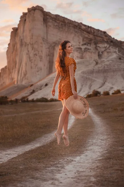 Yaşam Tarzı Açık Havada Genç Şık Hippi Kız Elbise Beyaz — Stok fotoğraf