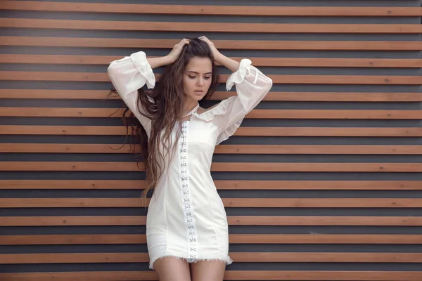 Сексуальная Молодая Брюнетка Белом Коротком Платье Фоне Деревянной Стены Стриптиза — стоковое фото