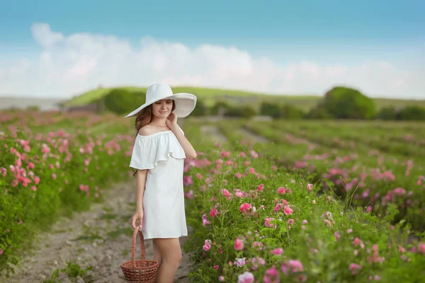 Mooie Jonge Vrouw Witte Hoed Met Lang Krullend Haar Mandje — Stockfoto