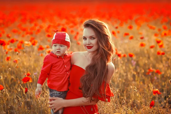 Moeder Met Zoon Papavers Genieten Van Het Leven Bij Zonsondergang — Stockfoto