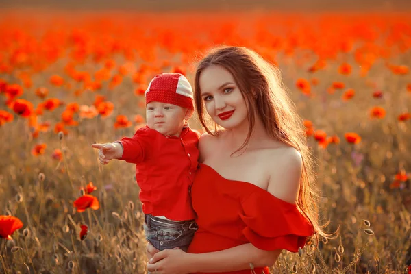 Matka Synem Máku Užívat Života Při Západu Slunce Šťastné Rodinné — Stock fotografie